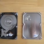 HDD の分解にトルクスドライバーは必要なし。