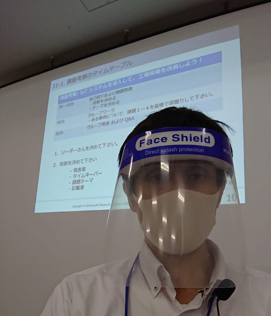 フェースシールドとマスクを着用