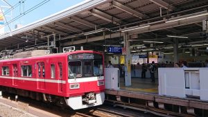 横浜駅２番線を走る京急電車